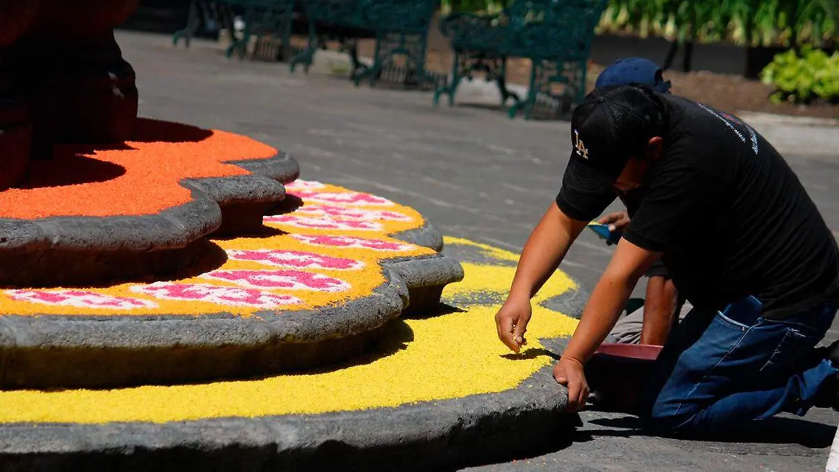 alfombra monumental en el zocalo por el día de muertos